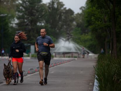 Dos corredores, en septiembre en el Bosque de Chapultepec.