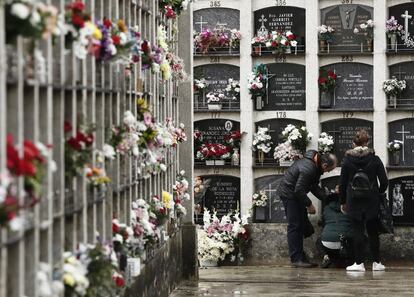 En una mañana desapacible los pamploneses han querido honrar a sus difuntos en el cementerio de Pamplona en el Día de Todos los Santos, festividad que se aprovecha para arreglar las tumbas o nichos de sus seres queridos.