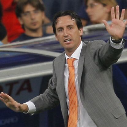 Unai Emery da instrucciones en un partido.