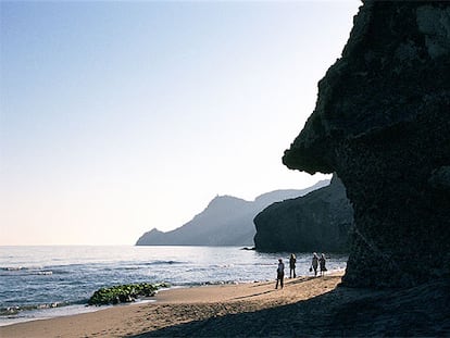La gran roca que flanquea la playa de Mónsul brinda un refugio ideal para protegerse del sol.