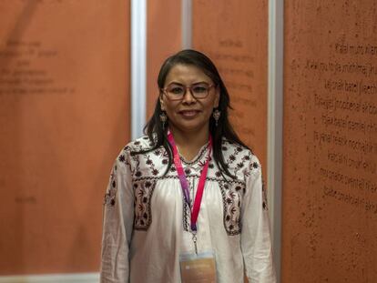 Alejandra Arellano en el pabellón de la FIL dedidado a los idiomas prehispánicos. 