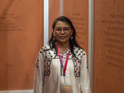 Alejandra Arellano en el pabellón de la FIL dedidado a los idiomas prehispánicos.