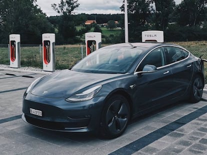 Vehículo Tesla en una estación de carga de la compañía.