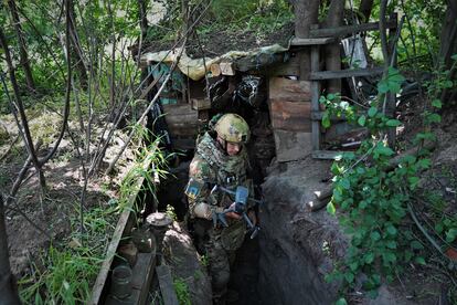 Sasha prepares to launch the drone that serves as support to correct the launch of the mortars towards Russian positions.