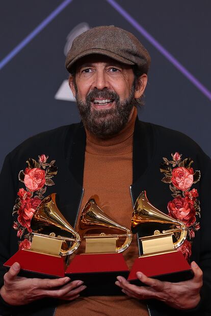 Juan Luis Guerra posa con sus tres Grammy Latinos, que se unen a su gran colección de premios.