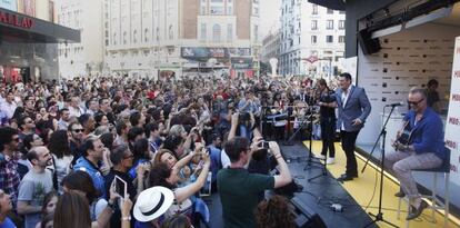 Sobre el escenario, de izquierda a derecha, Steve Norman, Tony Hadley y Gary Kemp, de Spandau Ballet, ayer en Callao. 