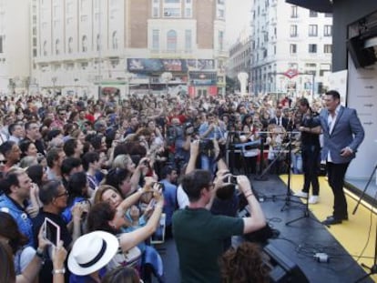 Sobre el escenario, de izquierda a derecha, Steve Norman, Tony Hadley y Gary Kemp, de Spandau Ballet, ayer en Callao. 