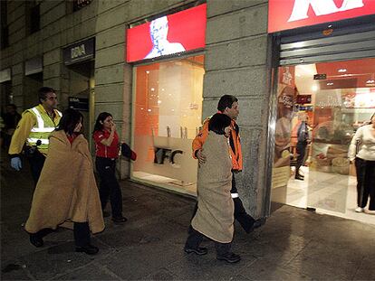 Algunos de los rehenes, que pasaron casi una hora secuestrados en el Kentucky Fried Chicken de la Puerta del Sol.