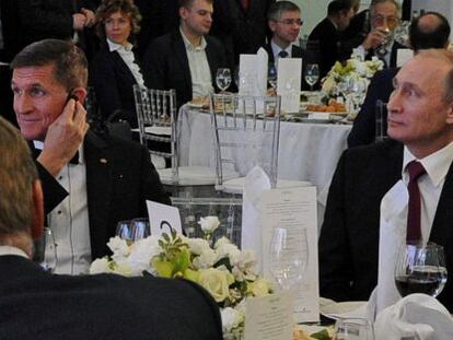 Mike Flynn (izquierda) y Vladimir Putin, en un evento organizado por Russia Today en Mosc&uacute; en 2015.