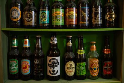 La cervecería El Irlandés tiene 15 familias y unas 150 variedades de cervezas.