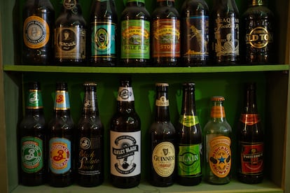 La cervecería El Irlandés tiene 15 familias y unas 150 variedades de cervezas.