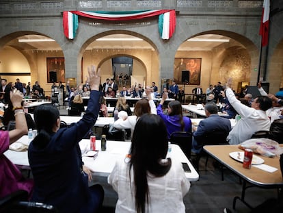 La sesión irregular de senadores de Morena y aliados en que se aprobó la "Ley de Ciencia", el pasado 29 de abril.