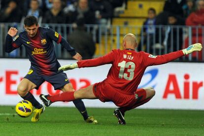 Messi consigue el primer gol para su equipo tras regatear al guardameta argentino del Málaga Caballero.