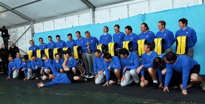 El equipo europeo de la Ryder Cup de 2010: arriba los 12 jugadores con el capitán, Colin Montgomery, y abajo los caddies