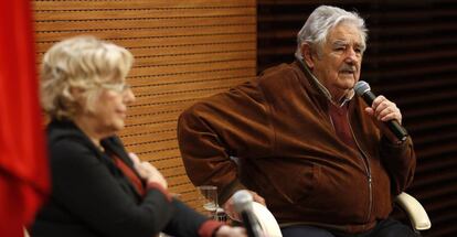 Jos&eacute; Mujica y Manuela Carmena en el Ayuntamiento de Madrid.