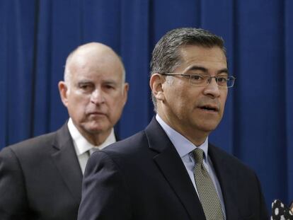 El fiscal general de California, Xavier Becerra (a la derecha) y el gobernador Jerry Brown. 