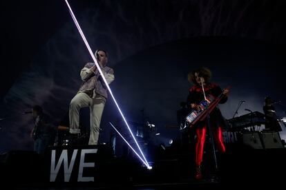 Win Butler y su esposa, Régine Chassagne, durante el concierto en Madrid.