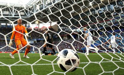 El balón lanzado por el jugador islandés, Alfred Finnbogason, tras marcar a la selección Argentina.