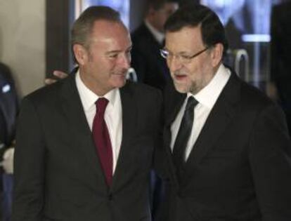 El jefe del Gobierno, Mariano Rajoy (d), que presentó la intervención del presidente valenciano, Alberto Fabra (i), en los desayunos de Europa Press, hoy en Madrid, a su llegada al acto.