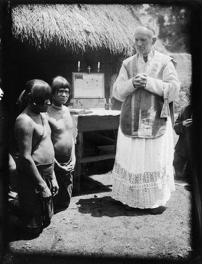 Retrato de indígenas achuar con el obispo Comín (1910) en la provincia de Morona Santiago, Ecuador.