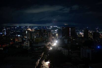 Los apagones se están convirtiendo en algo habitual en Venezuela. En marzo, un fallo en la principal hidroeléctrica del país dejó sin luz a Caracas durante una semana.