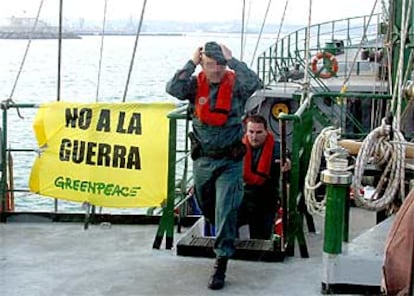 Guardias civiles subían en la tarde de ayer al <i>Rainbow Warrior</i> en aguas de Rota.