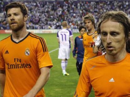 Alonso y Modric abandonan el terreno de juego ante el Valladolid.