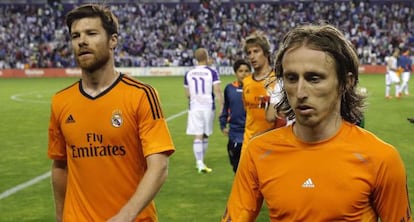 Alonso y Modric abandonan el terreno de juego ante el Valladolid.