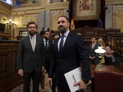 Iván Espinosa de los Monteros e Santiago Abascal, líderes do Vox, no Congresso espanhol.