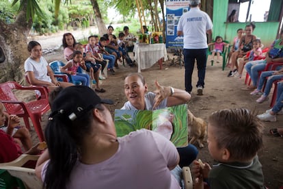  Patricia Uribe muestra un libro infalntil durante una actividad de Fortulee.