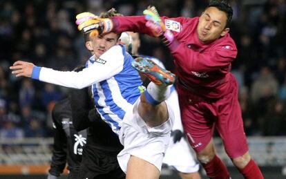 Keylor Navas, en un despeje ante la Real Sociedad en Anoeta. 