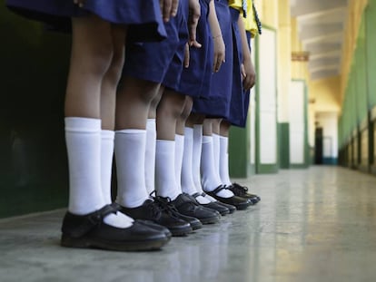 En este colegio irlandés, niñas y niños pueden elegir uniforme con falda o pantalón