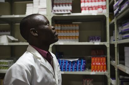 Wilfred se encarga del control y el suministro de la farmacia. La disponibilidad de medicamentos antirretrovirales es esencial para el buen funcionamiento de la terapia. Este centro de salud en Blantyre recibe a más de 2.000 pacientes al mes y cada terapia administrada se calcula en función de la carga viral del enfermo. Según los últimos datos de Unaids, en el 2018 había un millón de personas (lo que incluye a niños y adultos) viviendo con VIH en Malawi, con una población de alrededor de 18 millones.