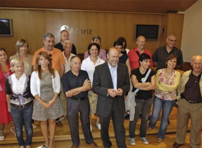 Francisco García, ayer junto a los representantes de las asociaciones vecinales de Allariz.