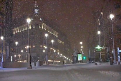 Calles del centro de la capital cubiertas de nieve tras el paso de la borrasca 'Filomena'.
