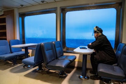 El conductor de una furgoneta de las autoridades sanitarias de Midtjylland (región danesa de Jutlandia Central) mira por las ventanas del ferry que le traslada a cumplir su misión en la remota isla de Endelave, en el mar de Kattegat, Dinamarca, este jueves. Cincuenta residentes de la isla recibirán la primera dosis de la vacuna de Pfizer-BioNTech hoy mismo en el gimnasio de la escuela local Endelaveskolen.