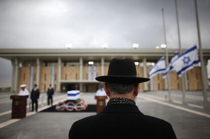 Un hombre visita la capilla ardiente de Ariel Sharon en la plaza del Parlamento israel&iacute; donde las banderas ondean a media asta en homenaje al exprimer ministro fallecido ayer.