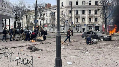 Varios cadáveres yacían sobre una de las calles del centro de Sumi tras una ataque ruso con misiles, este domingo.
