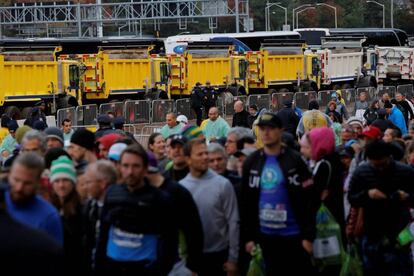 Una línea de camiones protegen la llegada de corredores a la zona de salida del Maratón de Nueva York, el 5 de noviembre de 2017.