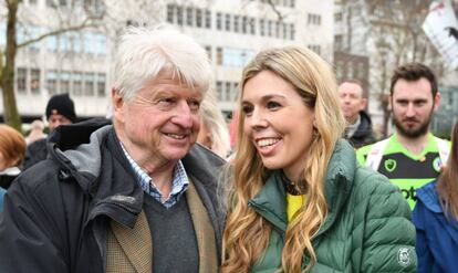 Carrie Symonds, con Stanley Johnson el pasado enero.