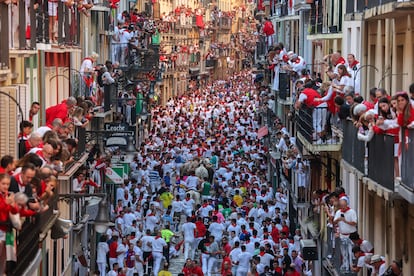 Centenares de corredores a su paso por la calle Estafeta, este miércoles.