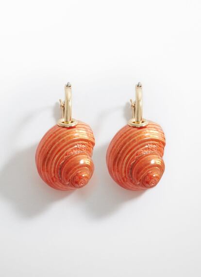 Esta corriente submarina llega también hasta Mango, donde encontramos estos pendientes de aro rematados con caracolas en intenso naranja. 9,99 €