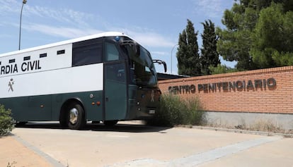 Autobús de la Guardia Civil, en el exterior de la cárcel de Zuera (zaragoza).