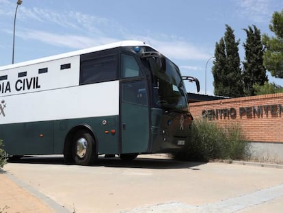 Autobús de la Guardia Civil, en el exterior de la cárcel de Zuera (zaragoza).