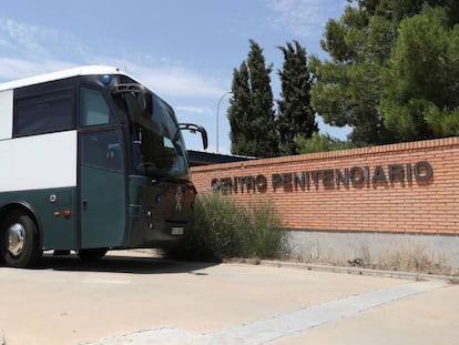 Un autobús de la Guardia Civil para el traslado de presos, a la entrada de la cárcel de Zuera (Zaragoza) en una imagen de archivo.