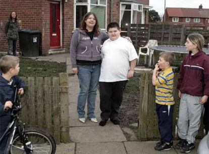 El niño Connor McCreaddie, de 90 kilos de peso, en la puerta de su casa.
