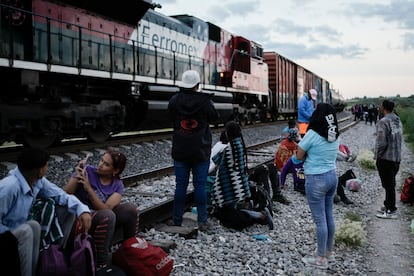 Migrantes esperan en las vías del tren en Huehuetoca (México), el 19 de septiembre.