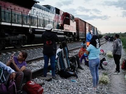 Migrantes esperan en las vías del tren en Huehuetoca (México), el 19 de septiembre.