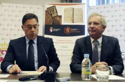 El presidente de la Fundación Hullera Vasco-Leonesa, Antonio del Valle (d), y el vicepresidente de la Diputación de León, Marcos Martínez (i), durante la presentación hoy del ciclo de conferencias "Tradición y futuro de las comarcas leonesas".
