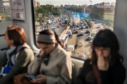 Madrid, hora punta. Un convoy del servicio de Cercanías pasa por encima de la saturada M-30 a la altura del Puente de Vallecas.